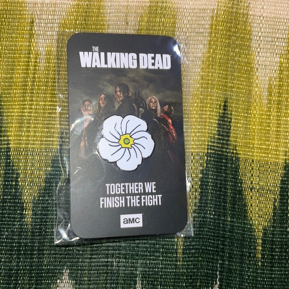 Comicon cast member swag collectible Walking Dead pin!